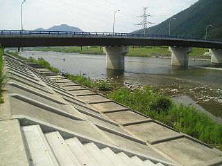 㗬