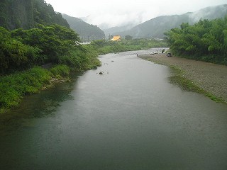 㗬